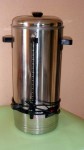 Percolateur - Cafetière 100 tasses - Matériel de Cuisine - Beaujolais Réception - Location de Vaisselle et de Matériel de Réception de Qualité en Rhône-Alpes Percolateur - Cafetière 100 tasses - Matériel de Cuisine - Beaujolais Réception - Location de Vaisselle et de Matériel de Réception de Qualité en Rhône-Alpes