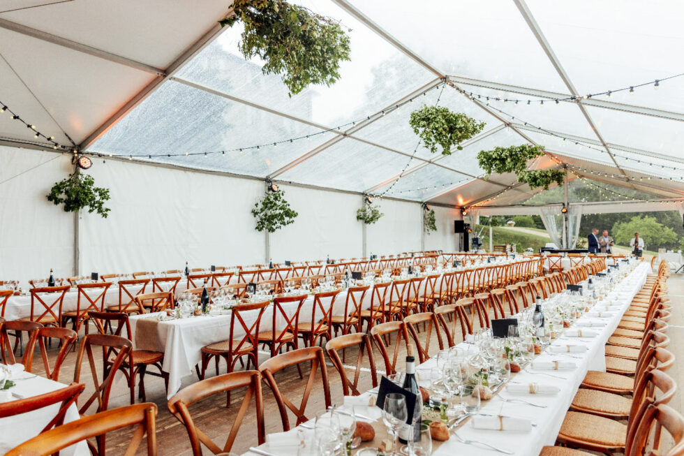 Exemple de tente de réception avec mobilier, nappes et vaisselle