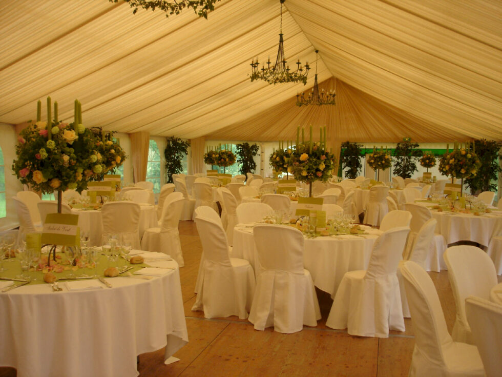 Tente avec vélums avec lustre et decoration fleurale
