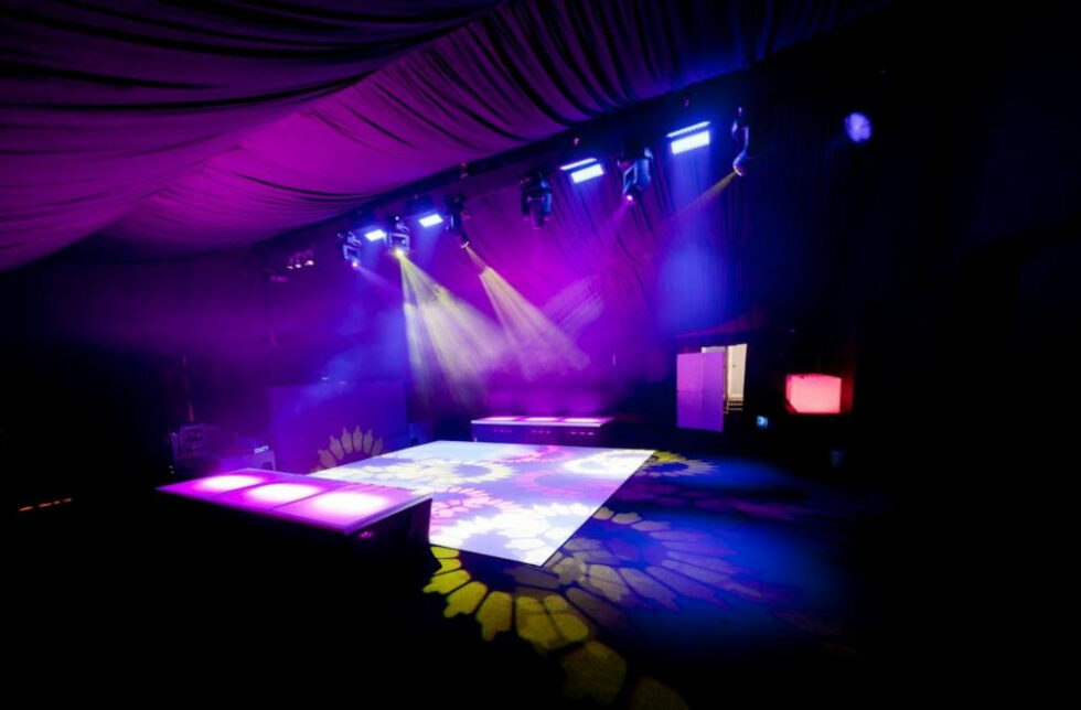 Soirée avec lumières dans tente