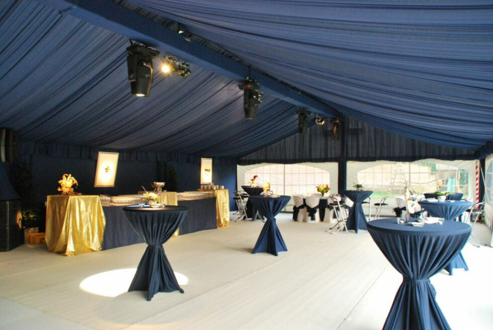 Tente avec Vélums bleu nuit et mange-debout habillé