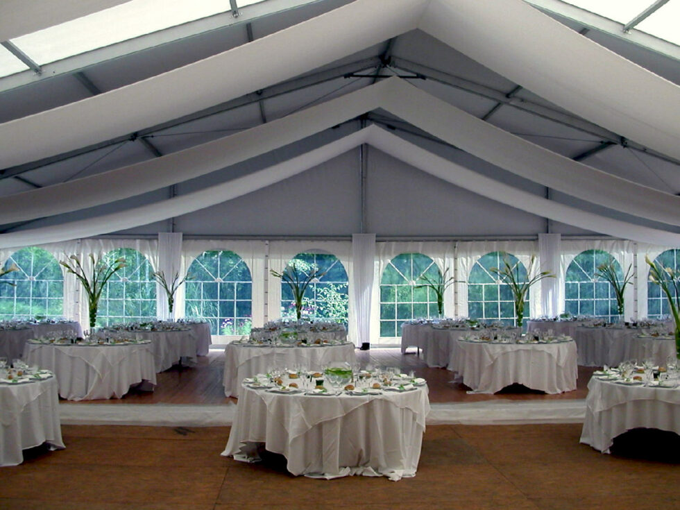 Tente avec bandes de vélum