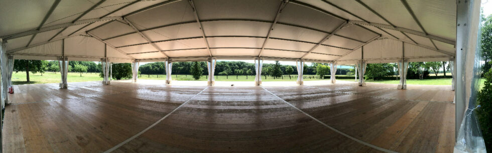 location structure ou chapiteau de 15x35m avec haut-vent et terrasse, plancher auto-porté de 700m²