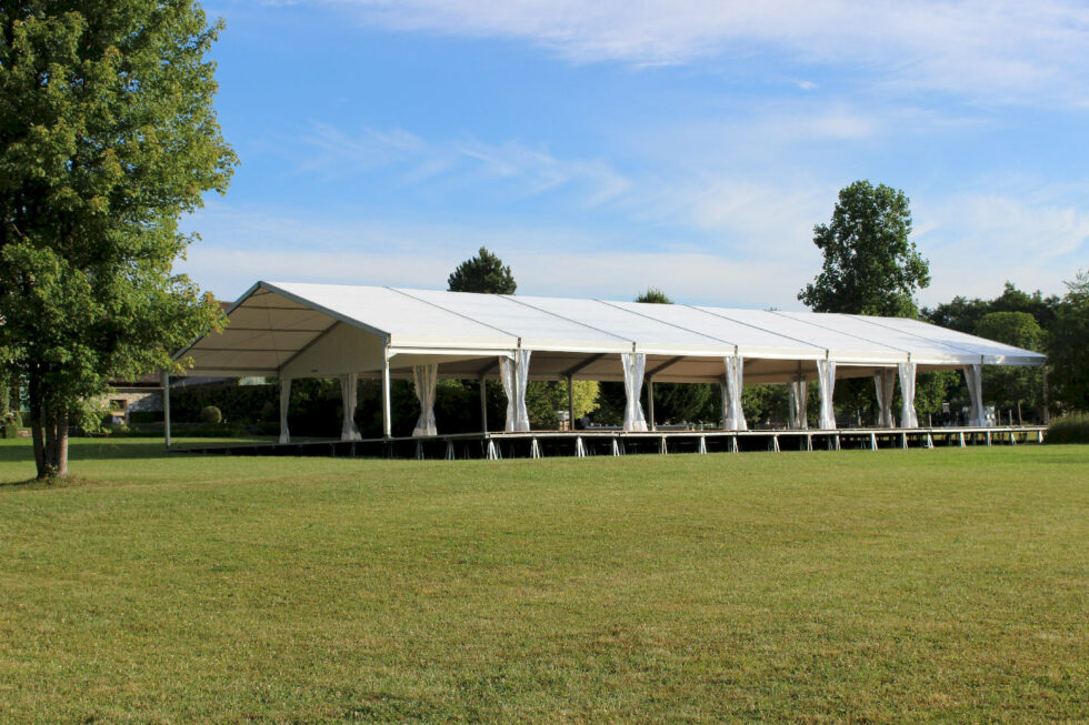 location structure ou chapiteau de 15x35m avec haut-vent et terrasse, plancher auto-porté de 700m²