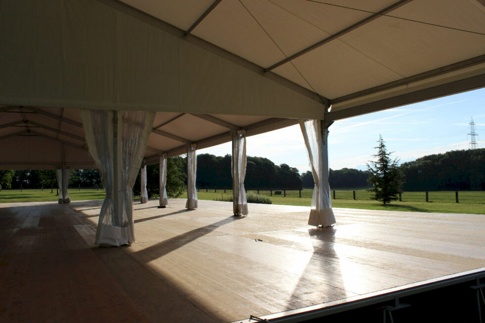 Location structure ou chapiteau de 15x35m avec haut-vent et terrasse, plancher auto-porté de 700m²