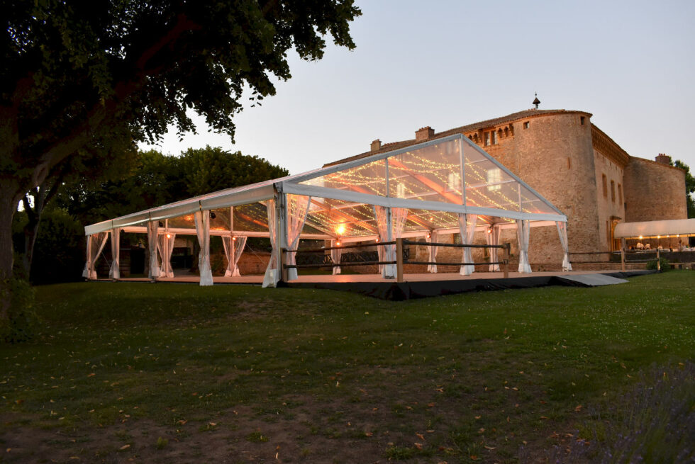 Structure cristal 400m2 250 personnes devant château, plancher, terasse, balustrade bambou, guirlande ciel étoilé, projecteur RGBWA (19)