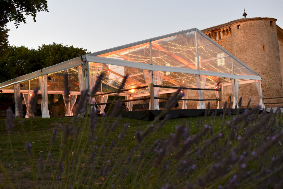 Beaujolais Réception, structure cristal 400m2 250 personnes, plancher, terasse, balustrade bambou, guirlande ciel étoilé, projecteur RGBWA