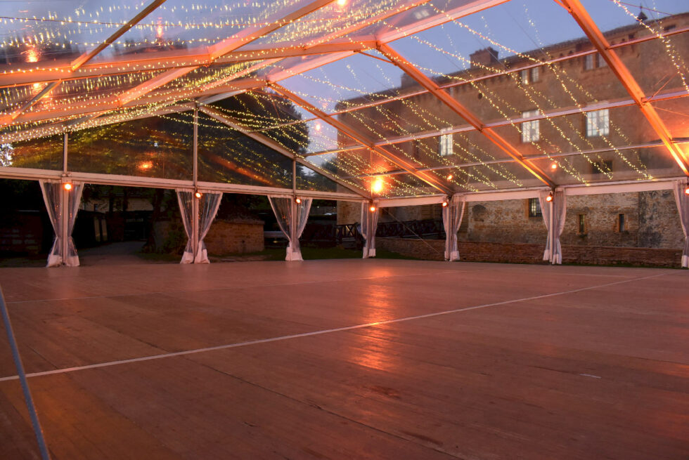 Beaujolais Réception, structure cristal 400m2 250 personnes, plancher, terasse, balustrade bambou, guirlande ciel étoilé, projecteur RGBWA