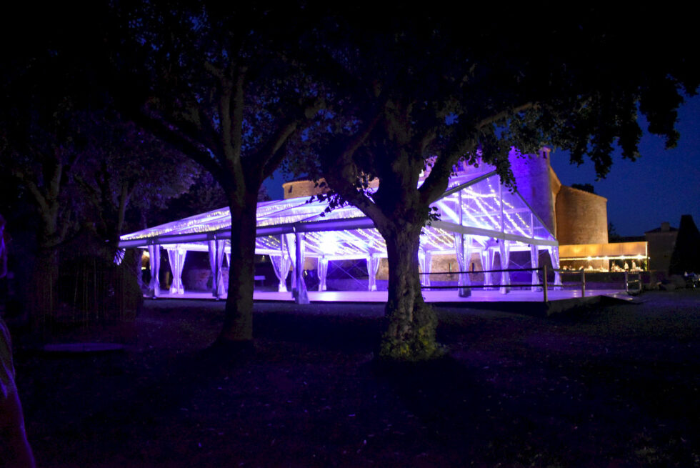 Chapiteau structure cristal 400m2 250 personnes, plancher, terasse, balustrade bambou, guirlande ciel étoilé, projecteur RGBWA