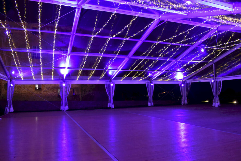 Chapiteau structure cristal 400m2 250 personnes, plancher, terasse, balustrade bambou, guirlande ciel étoilé, projecteur RGBWA (37)