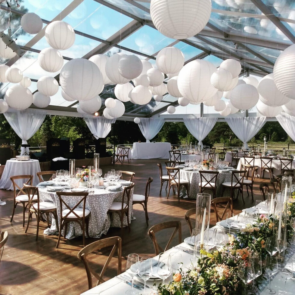 Tente structure cristal avec mobilier et décoration