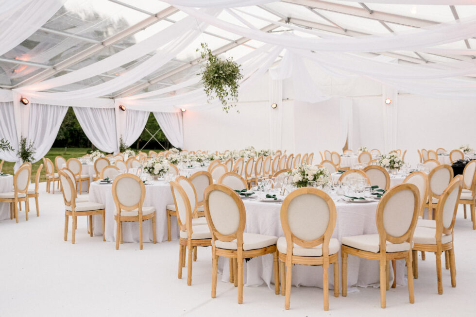 Tables dans chapiteau structure cristal, plancher, moquette, éclairage et mobilier-715