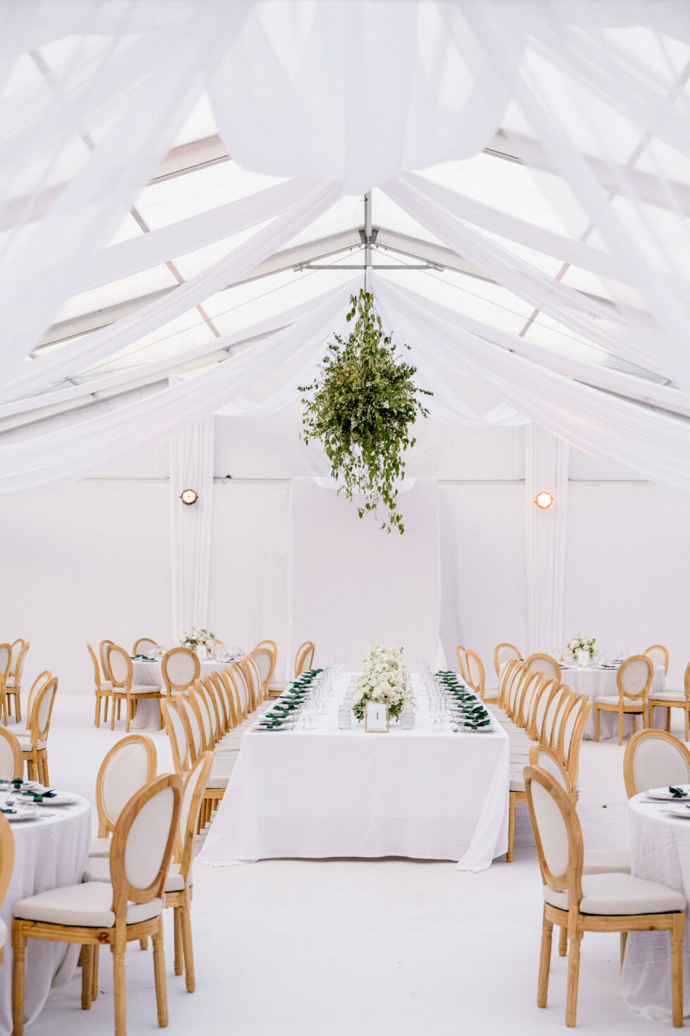 Structure cristal, plancher, moquette, éclairage et mobilier