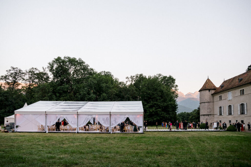 structure cristal, plancher, moquette, éclairage et mobilier