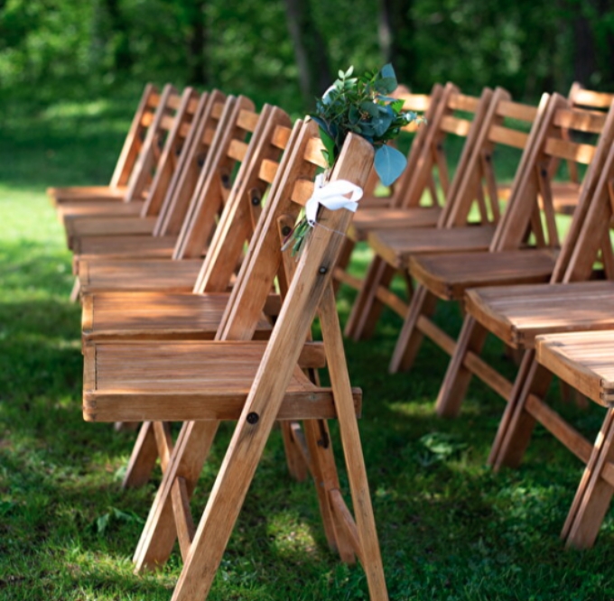 Chaises en place pour une cérémonie laïque Chaises en place pour une cérémonie laïque