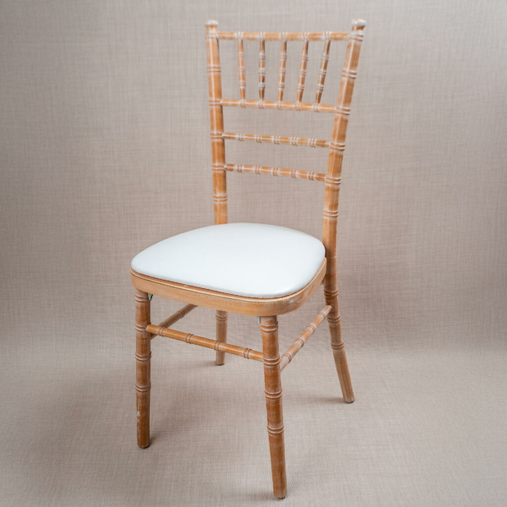 Chaise Chiavari bois cérusé avec galette Chaise chiavari bois cérusé en location à lyon