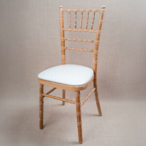 Chaise chiavari bois cérusé en location à lyon