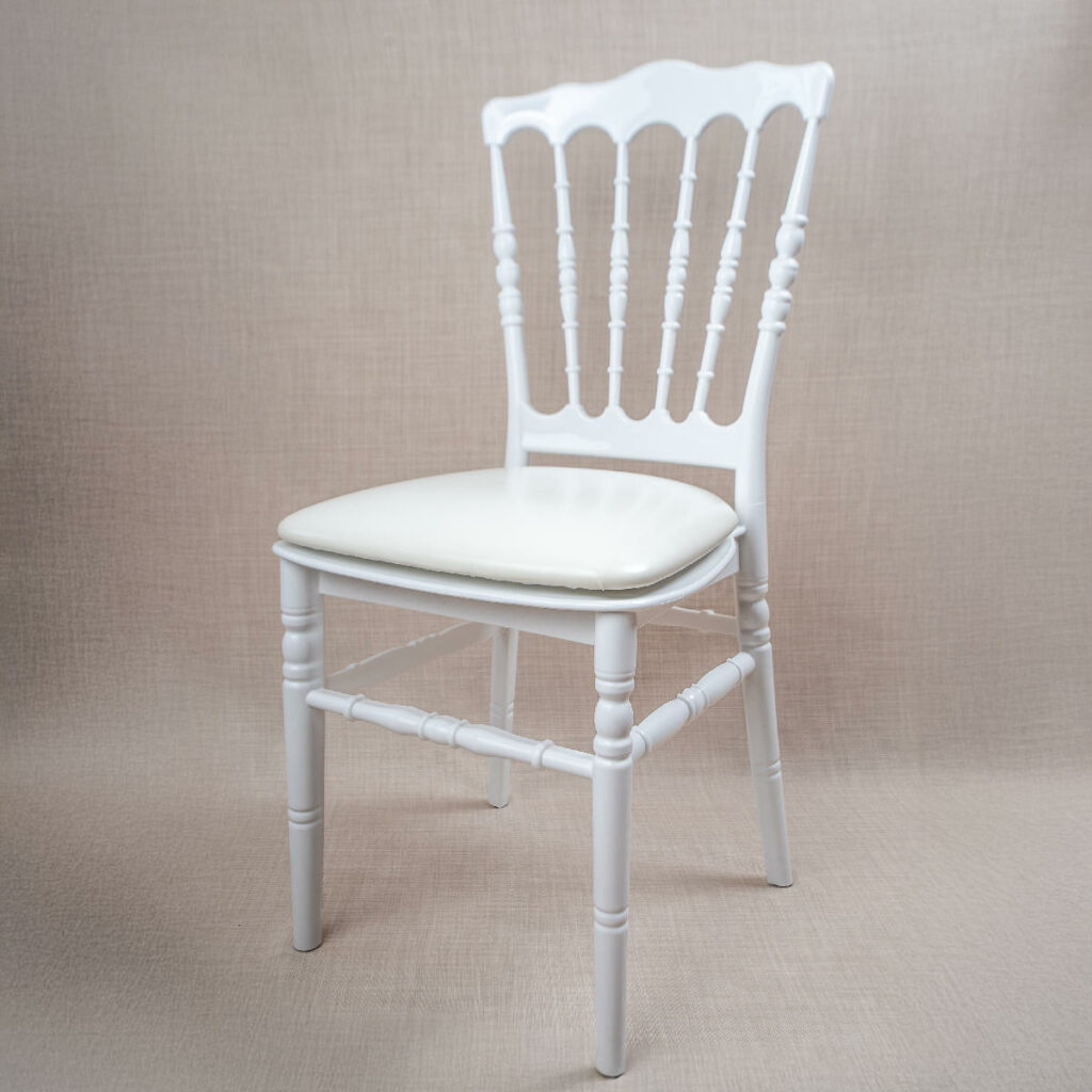 Chaise Napoléon blanche avec galette Chaise napoléon blanche en location à lyon