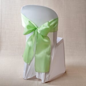 Housse de chaise blanche avec nœud satiné blanc ou vert