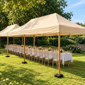 Barnum sable 3 × 6 m installé dans un jardin avec une grande table de réception dressée et des chaises Chiavari en bois cérusé.
