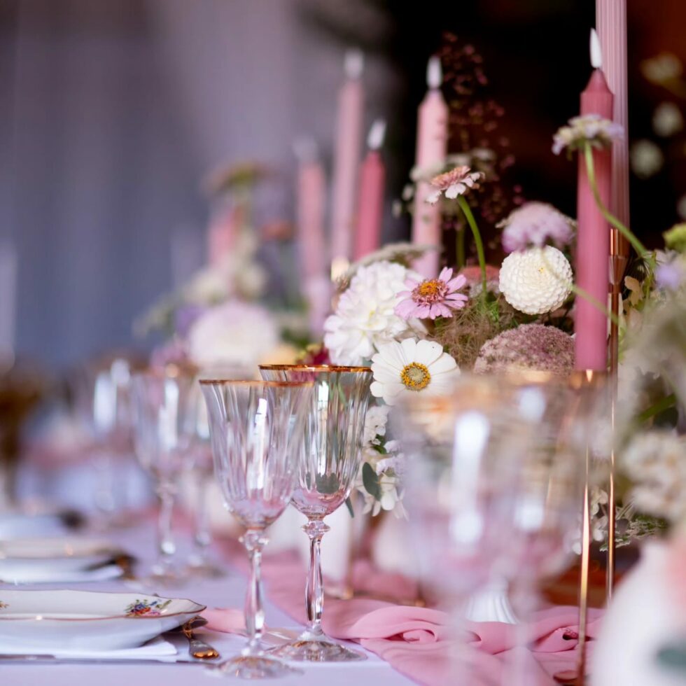Cérémonie extérieure avec chaises blanches installées sur pelouse pour mariage