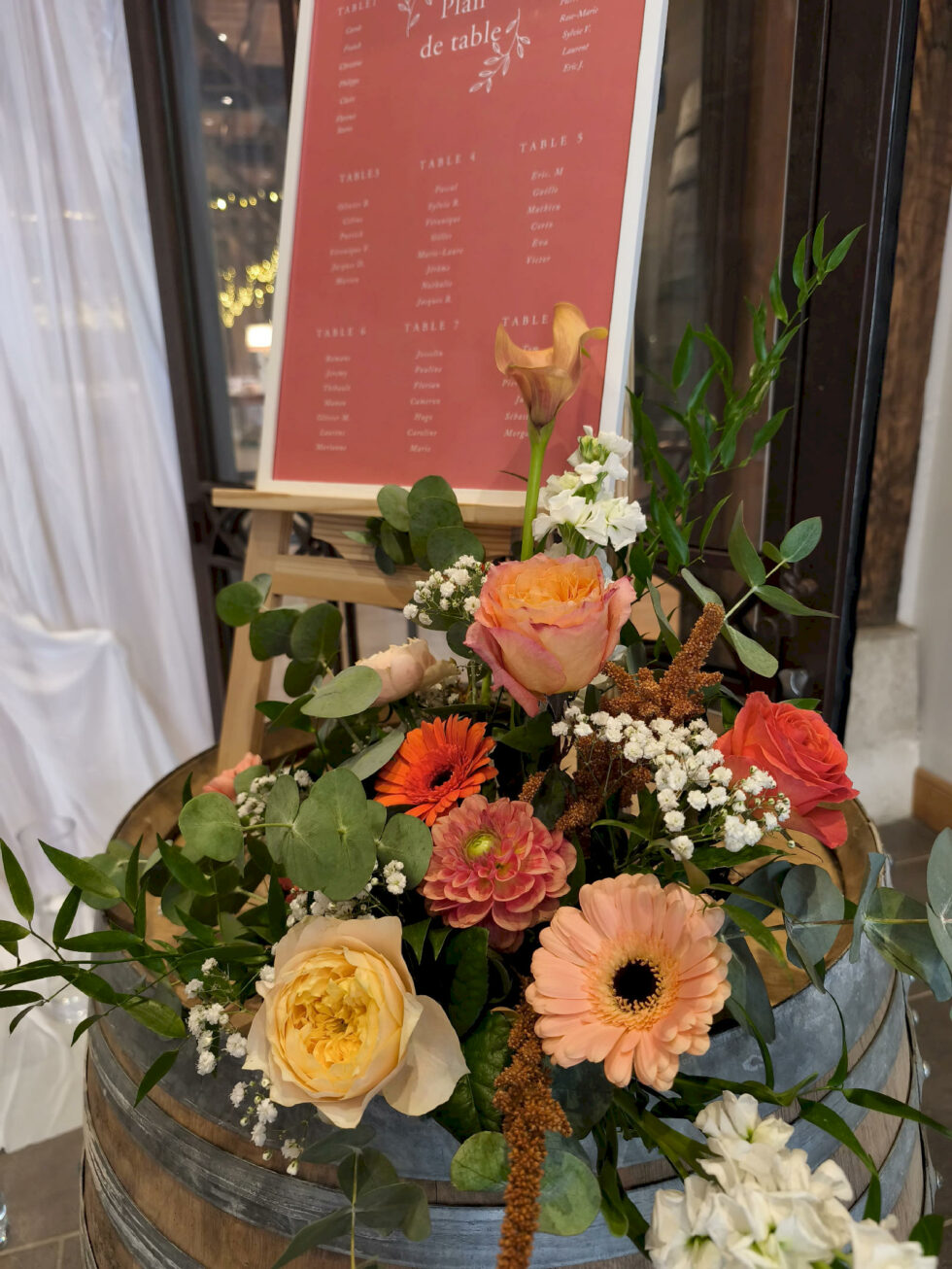 Décoration de table pastel avec fleurs, bougies et verrerie pour ambiance de mariage