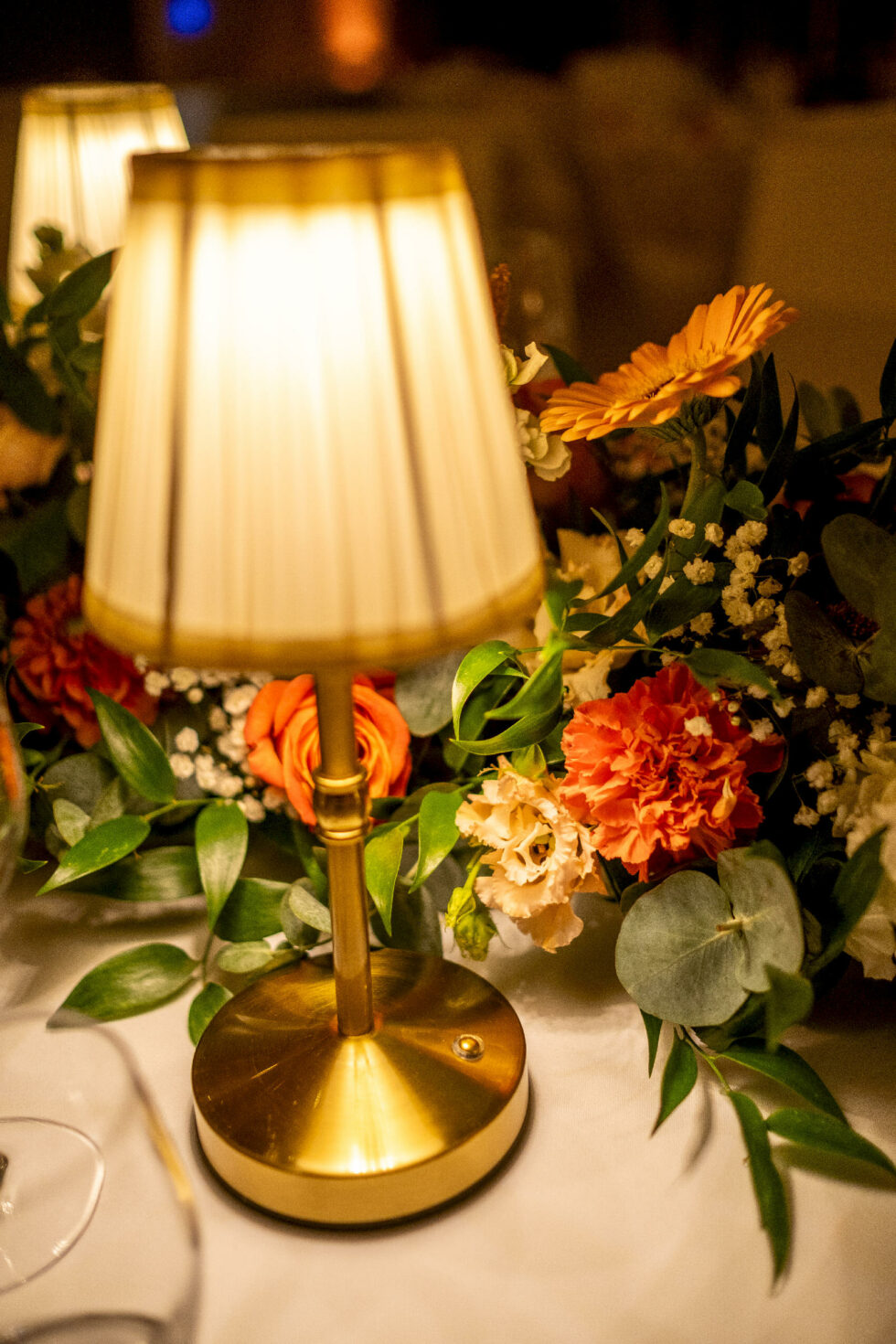 Lampe de table et composition florale pour une ambiance chaleureuse de réception