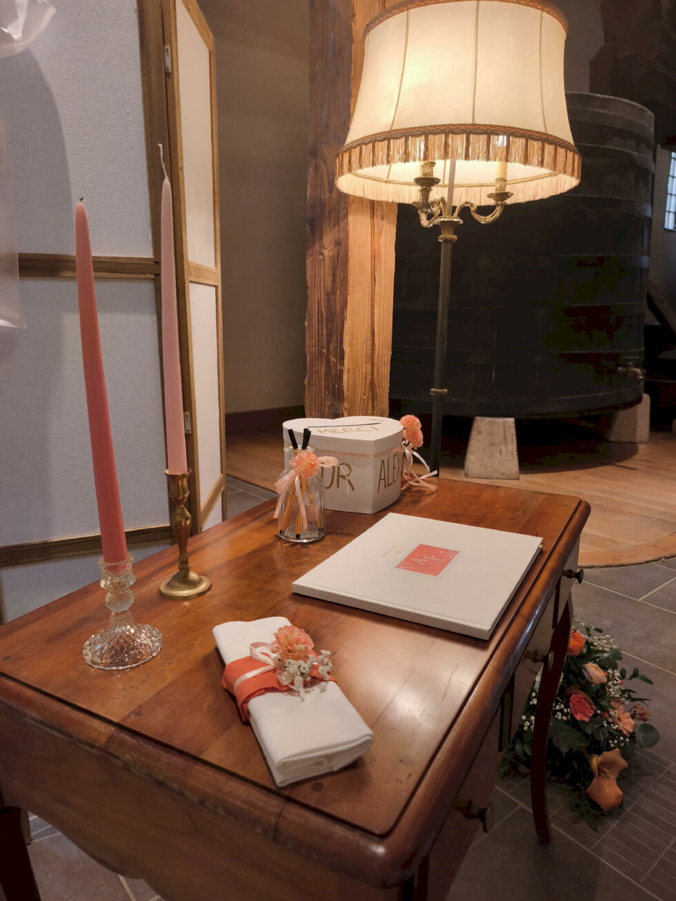 Plan de table avec composition florale pour organisation des invités lors d’un mariage