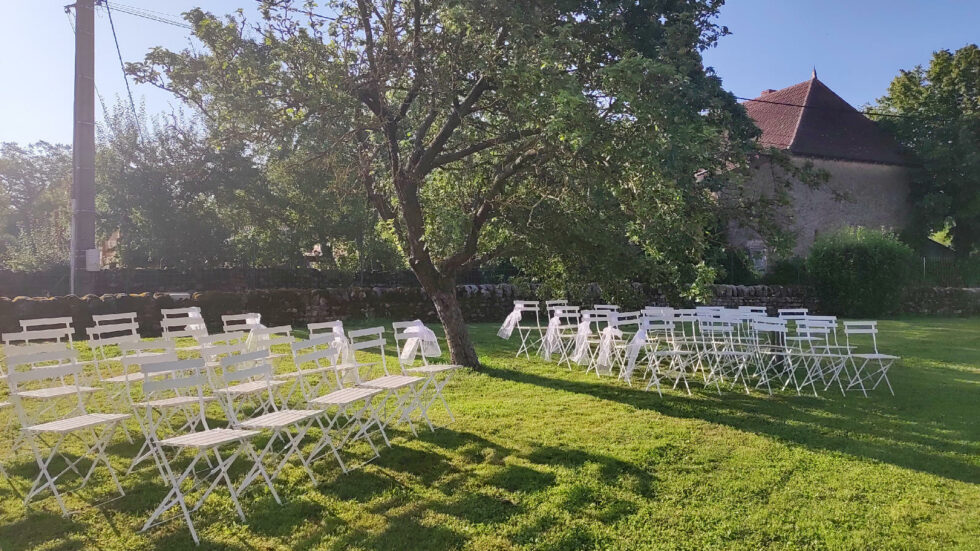Table de réception décorée dans des tons rose pastel avec fleurs et bougies
