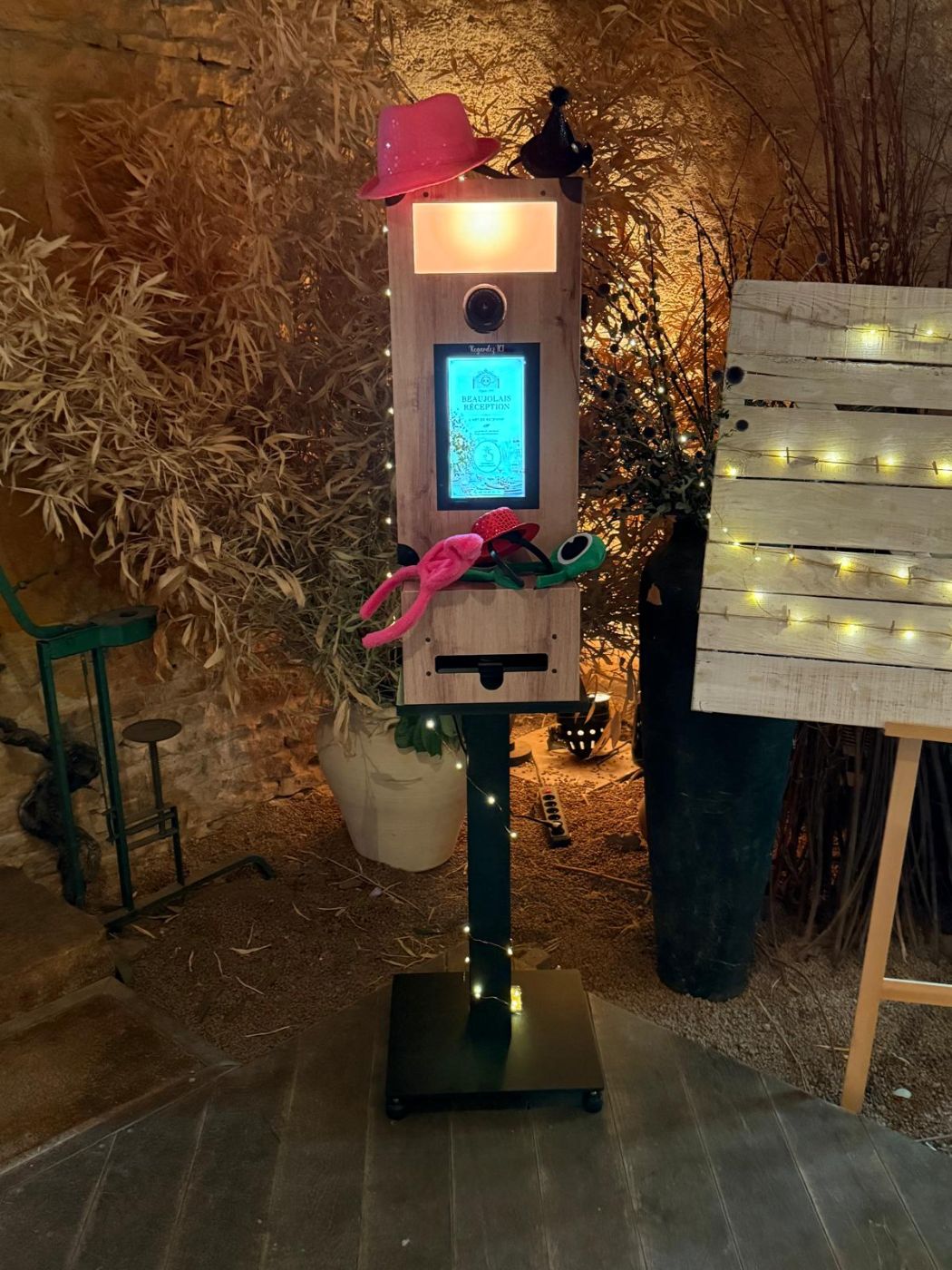Photobooth en bois proposé à la location par Beaujolais Réception