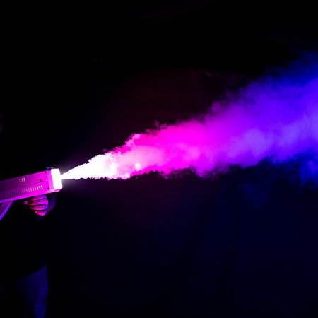 Démonstration fumée avec éclairage ultraviolet